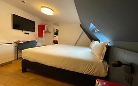 Clapclap Hotel, Food & Bar